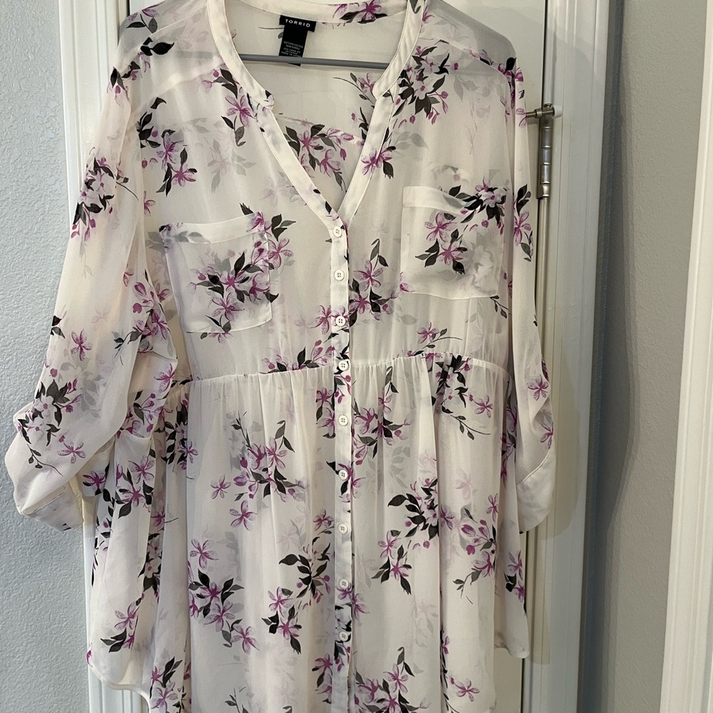 Torrid sheer blouse in great condition. Size 3.
